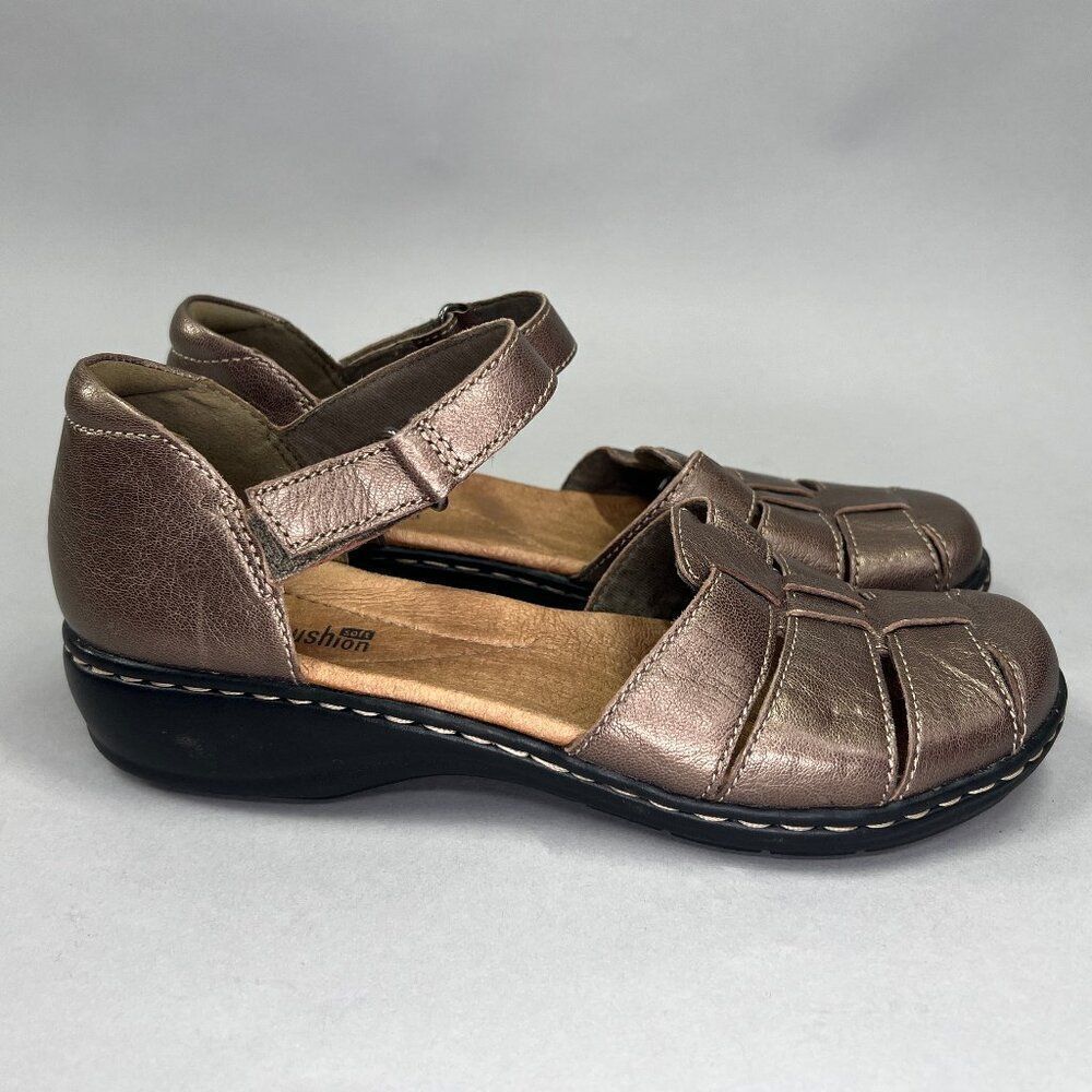 Clarks Women's Size 6 Leisa Wave Closed‎ Toe Sandals
